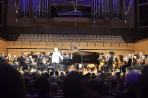 Anton takes a bow with Queensland Symphony Orchestra 2013